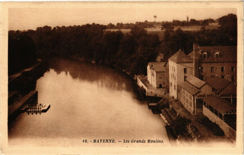 Carte postale ancienne Mayenne-Les Grands Moulins à Mayenne
