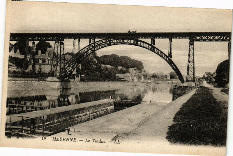 Carte postale ancienne Mayenne-Le Viaduc à Mayenne