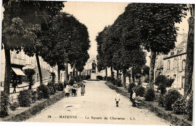 Carte postale ancienne Mayenne-Le Square de Cheverus à Mayenne