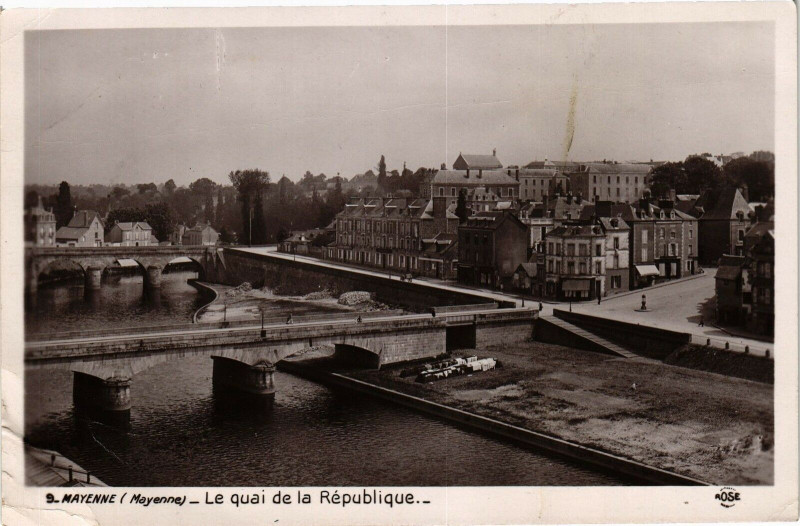 Carte postale ancienne Mayenne-Le quai de la République à Mayenne