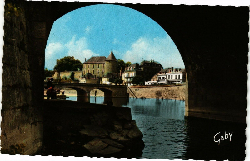 Carte postale ancienne Mayenne-Le Pont Neuf et le Cháteau à Mayenne