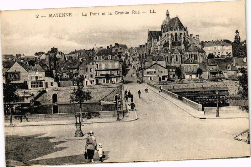 Carte postale ancienne Mayenne-Le Pont et la Grande Rue à Mayenne
