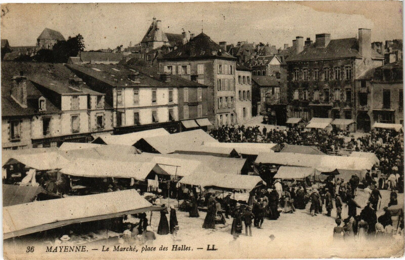 Carte postale ancienne Mayenne-Le Marché place des Halles à Placé