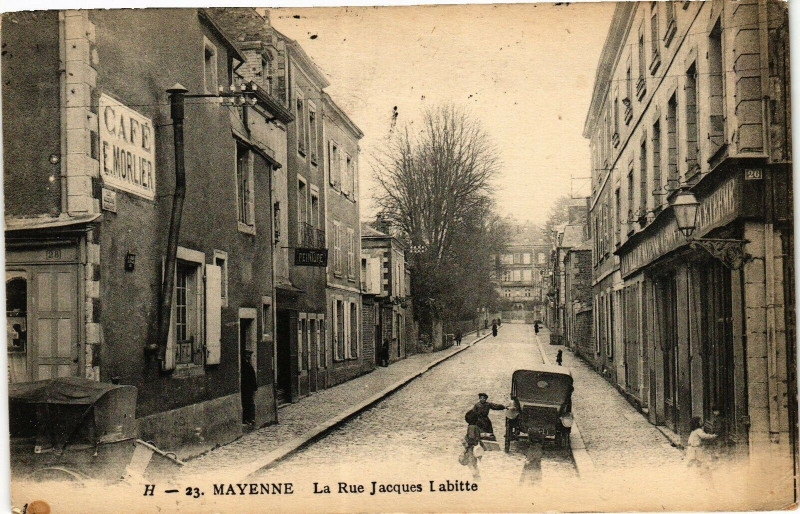 Carte postale ancienne Mayenne-La Rue Jacques Labitte à Mayenne