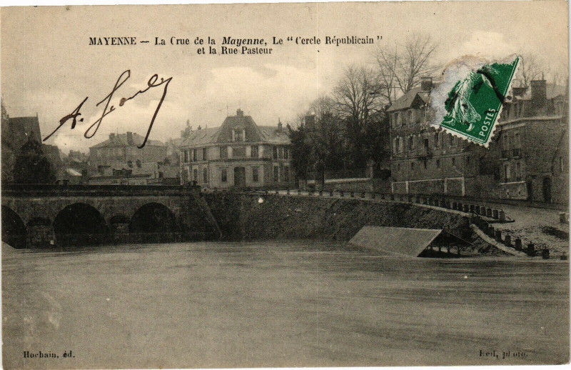 Carte postale ancienne Mayenne-La Crue de la Mayenne-Le Cercle Républicain à Mayenne