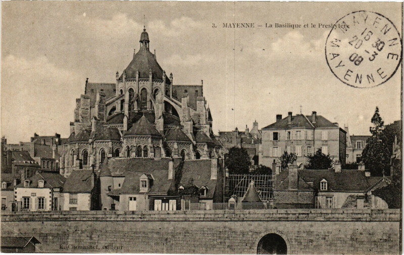 Carte postale ancienne Mayenne-La Basilique et le Presbytére à Mayenne