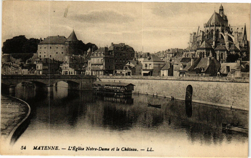 Carte postale ancienne Mayenne-L'Eglise Notre Dame et la Cháteau à Mayenne