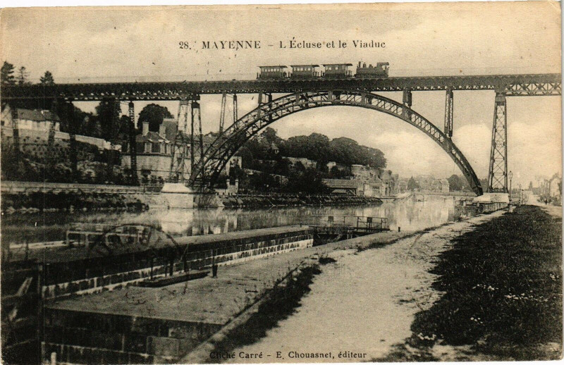 Carte postale ancienne Mayenne-L'Ecluse et le Viaduc à Mayenne