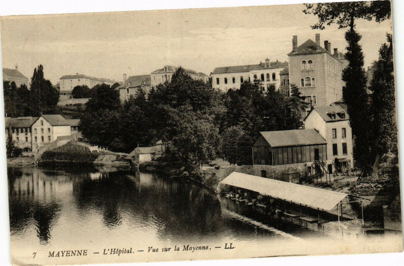 Carte postale ancienne Mayenne-L'Hópital-Vue sur la Mayenne à Mayenne