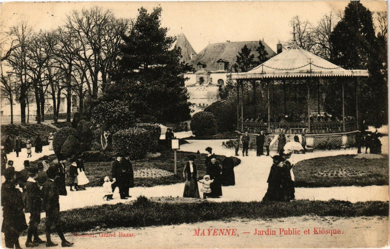 Carte postale ancienne Mayenne-Jardin Public et Kiosque à Mayenne