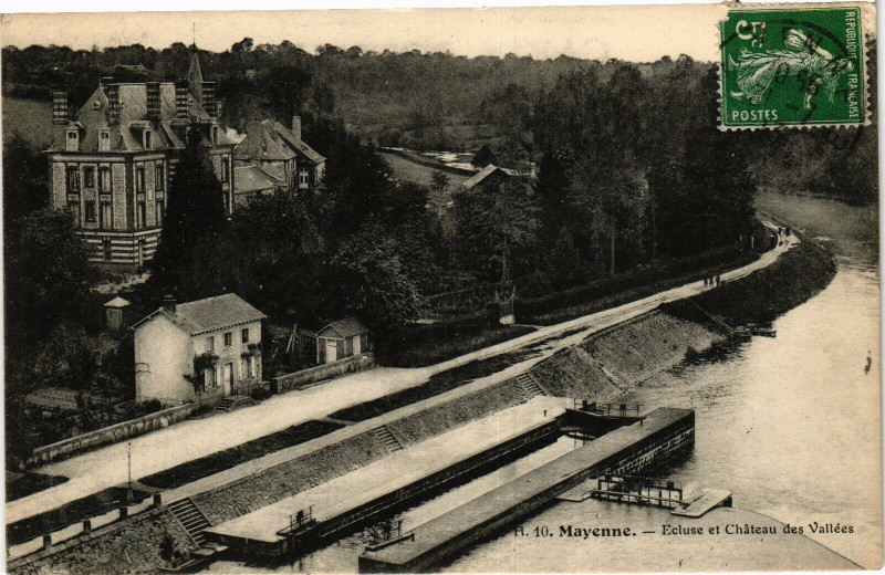 Carte postale ancienne Mayenne-Ecluse et Cháteau des Vallées à Mayenne