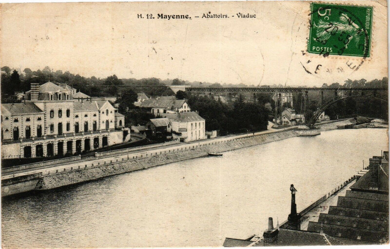 Carte postale ancienne Mayenne-Abattoirs-Viaduc à Mayenne