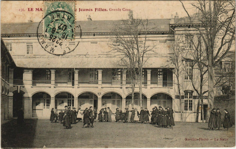 Carte postale ancienne Le Mans Ecole des Jeunes Filles Grande Cour au Mans