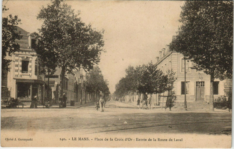 Carte postale ancienne Le Mans Plae de la Croix-d'Or Entrée de la Route de Laval au Mans