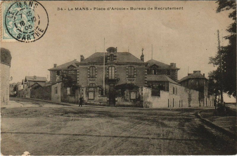 Carte postale ancienne Le Mans Place d'Arcole Bureau de Recrutement au Mans