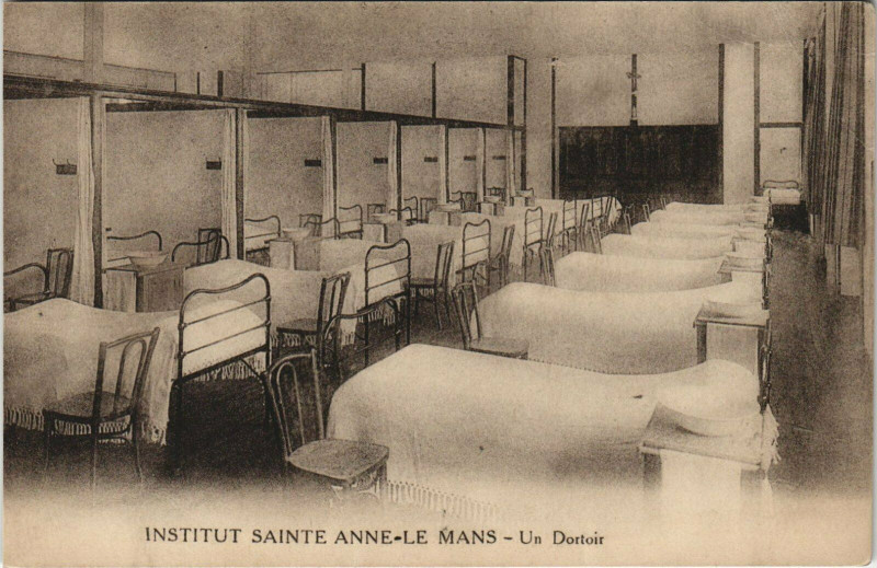 Carte postale ancienne Institut Sainte-Anne Le Mans Un Dortoir au Mans