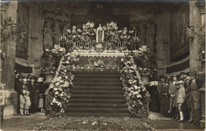 Carte postale ancienne Carte photo Le Mans dans l'Eglise au Mans