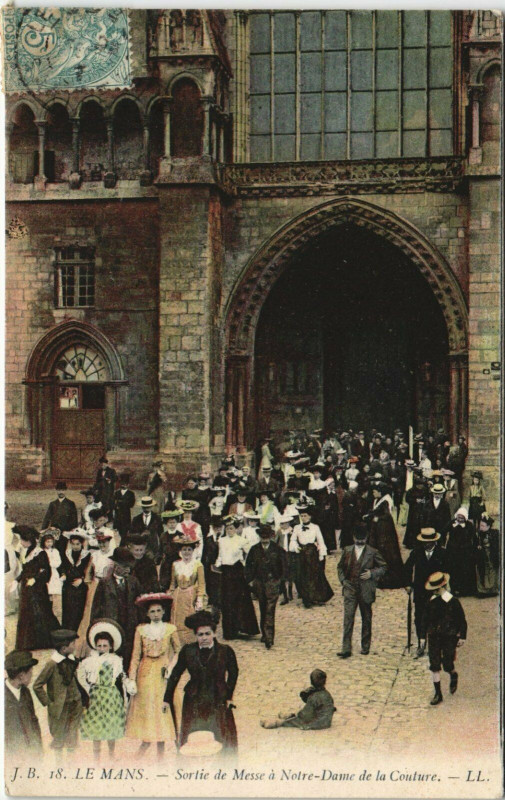 Carte postale ancienne Le Mans Sortie de Messe N.-D. de la Couture au Mans