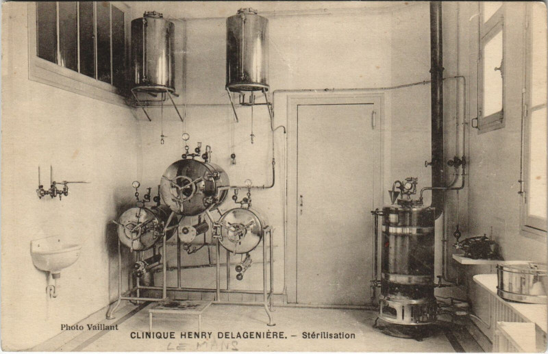 Carte postale ancienne Clinique Henry Delageniere Le Mans Stérilisation au Mans