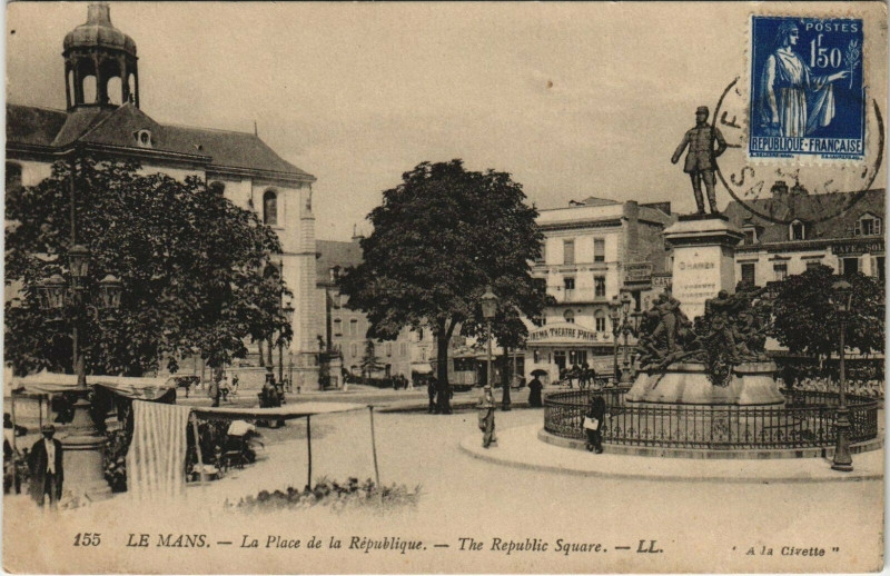 Carte postale ancienne Le Mans Place de la République au Mans