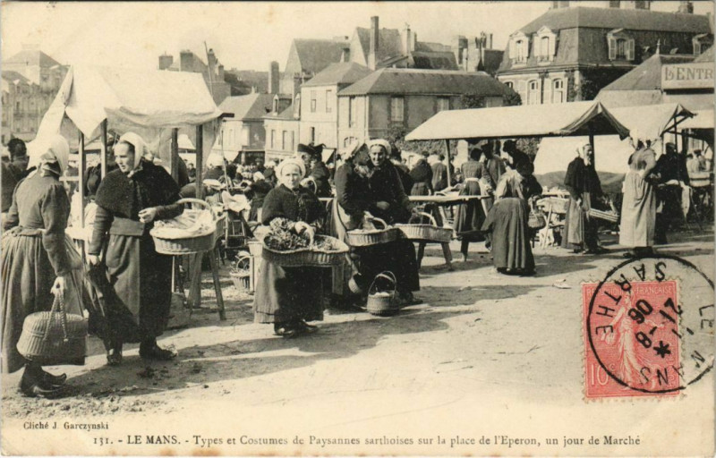 Carte postale ancienne Le Mans Place de l'Eperon un jour de Marché au Mans