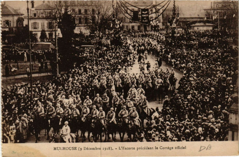 Carte postale ancienne Mulhouse (9 December 1918) L'Escorte precedant Cortege officiel à Mulhouse