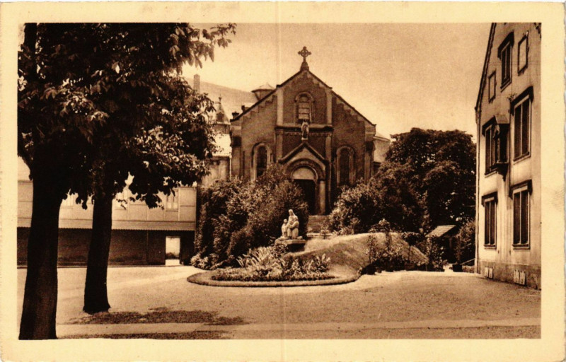 Carte postale ancienne Clinique du Saint-Sauveur Rue du Bourg Cour Intérieure et Chapelle
