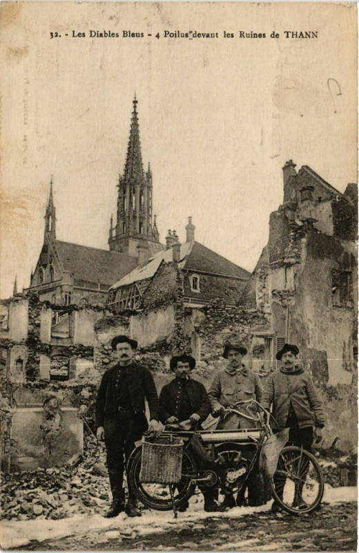 Carte postale ancienne Les Diables Bleus - Poilus devant des Ruines de Thann à Thann