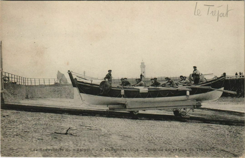 Carte postale ancienne Le Treport Sauveteurs du Saluto Canot de sauvetage à Eu