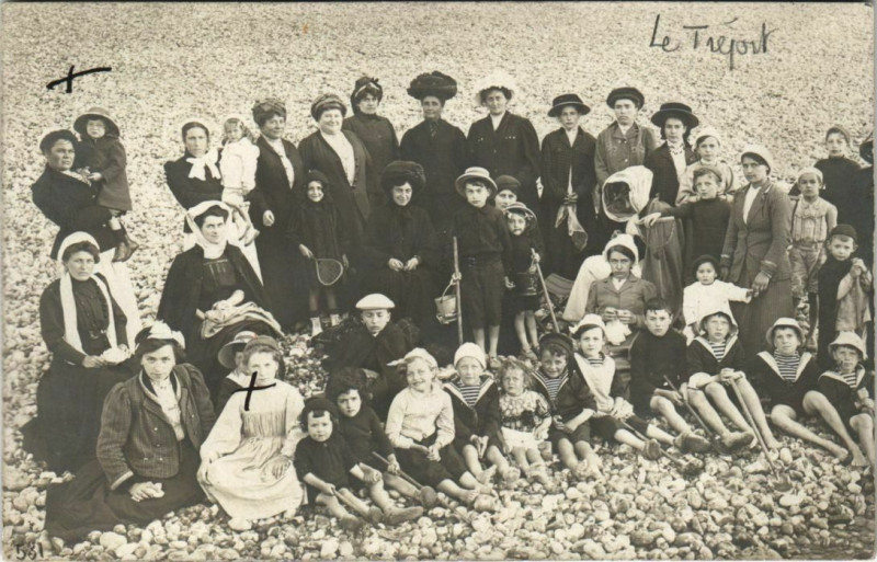 Carte postale ancienne Carte photo Le Treport groupe sur la plage