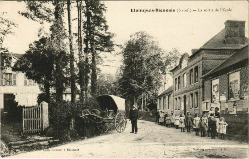 Carte postale ancienne Etaimpuis-Biennais La Sortie de l'Ecole à Étaimpuis