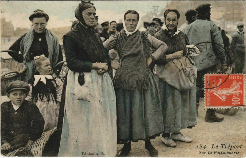 Carte postale ancienne Le Treport Sur la Poissonnerie