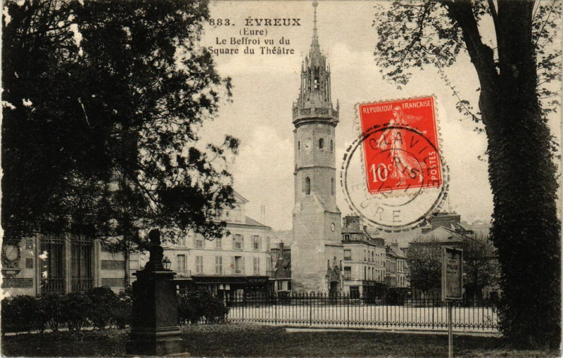 Carte postale ancienne Evreux - Le Beffroi vu du Square du Théatre à Évreux