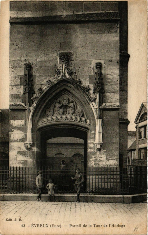 Carte postale ancienne Evreux - Portail de la Tour de l'Horloge à Évreux