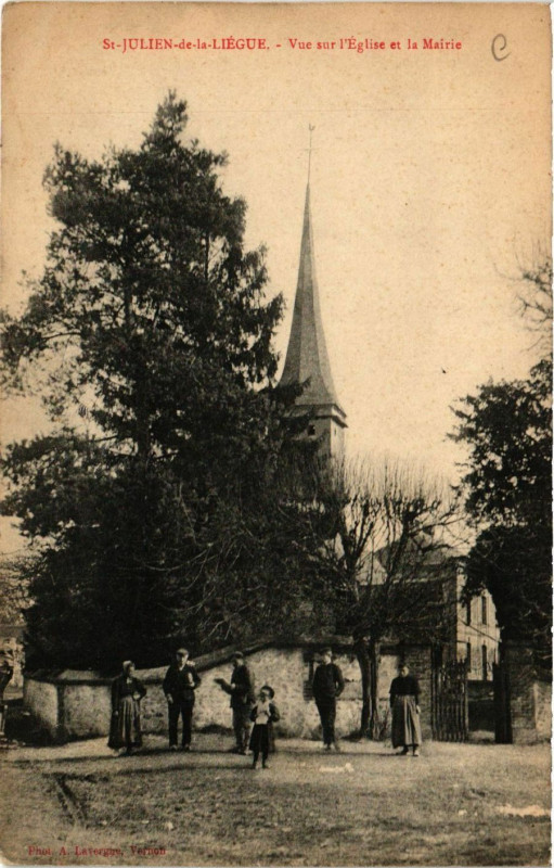 Carte postale ancienne Saint-Julien-de-la-Liegue - Vue sur l'Eglise et la Mairie à Saint-Julien-de-la-Liègue