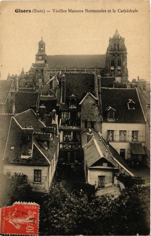 Carte postale ancienne Gisors - Vieille Maisons Normandes et la Cathédrale à Gisors