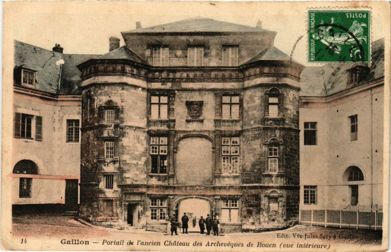 Carte postale ancienne Gaillon - Portail de l'ancien Chateau des ARCHEVEQUEs de Rouen à Gaillon