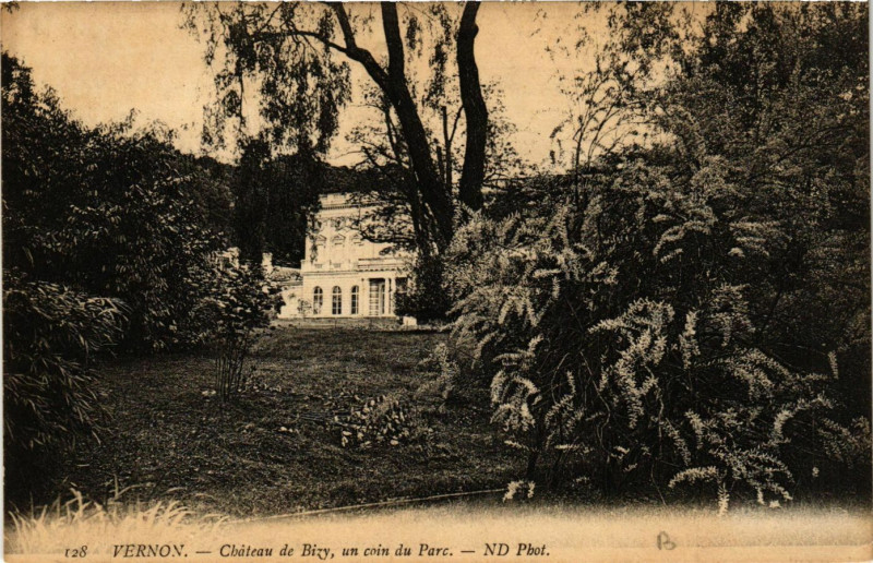 Carte postale ancienne Vernon - Chateau de Bizy un coin du Parc à Vernon