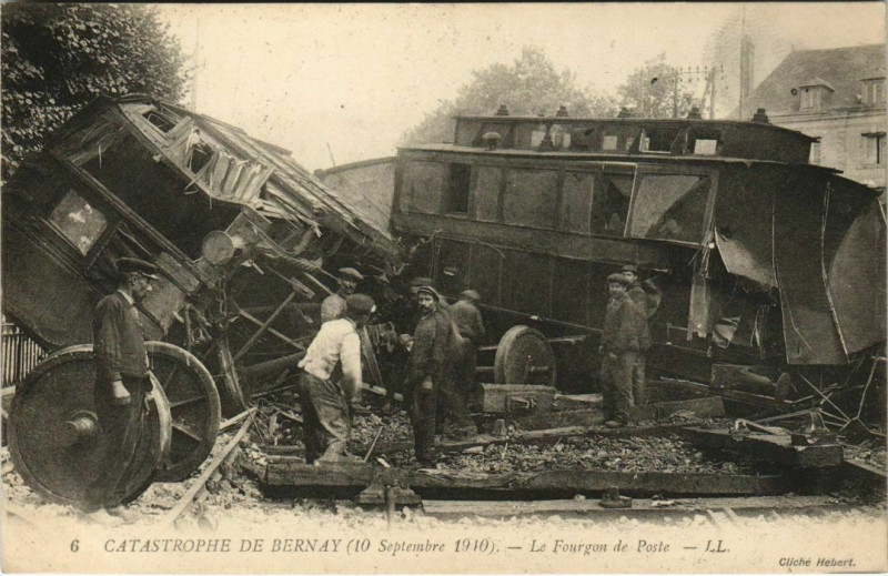 Carte postale ancienne Catastrophe de Bernay Le Fourgon de Poste 1910 à Bernay