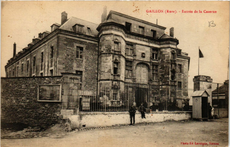 Carte postale ancienne Gaillon - Entrée de la Caserne à Gaillon