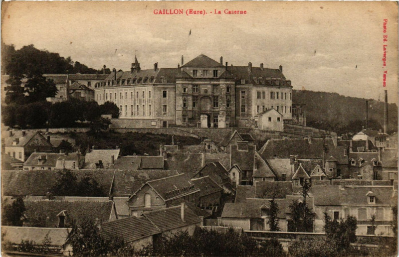 Carte postale ancienne Gaillon - La Caserne à Gaillon