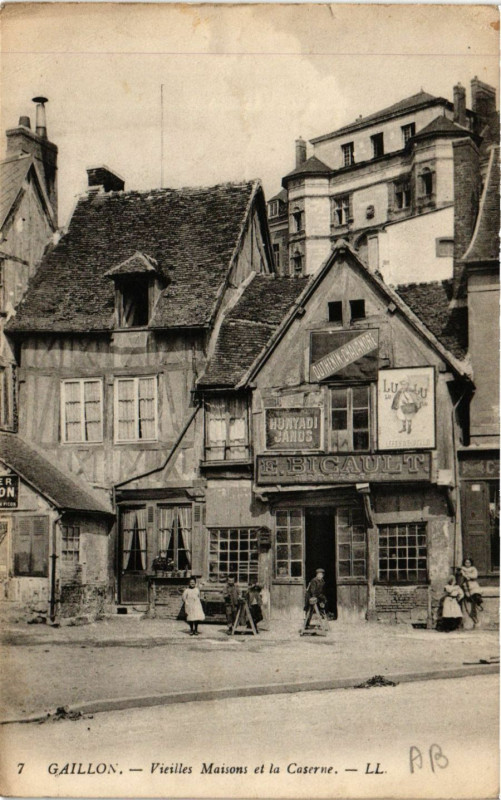 Carte postale ancienne Gaillon - Vieille Maisons et la Caserne à Gaillon