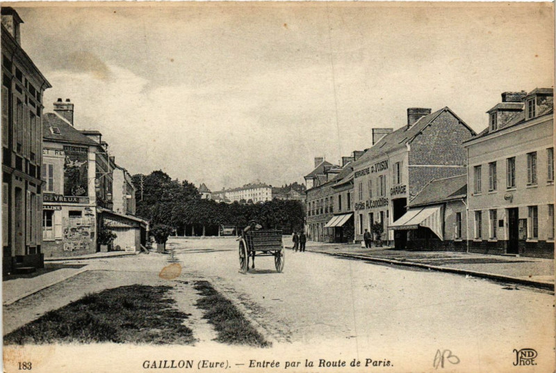 Carte postale ancienne Gaillon - Entrée par la Route de Paris à Gaillon