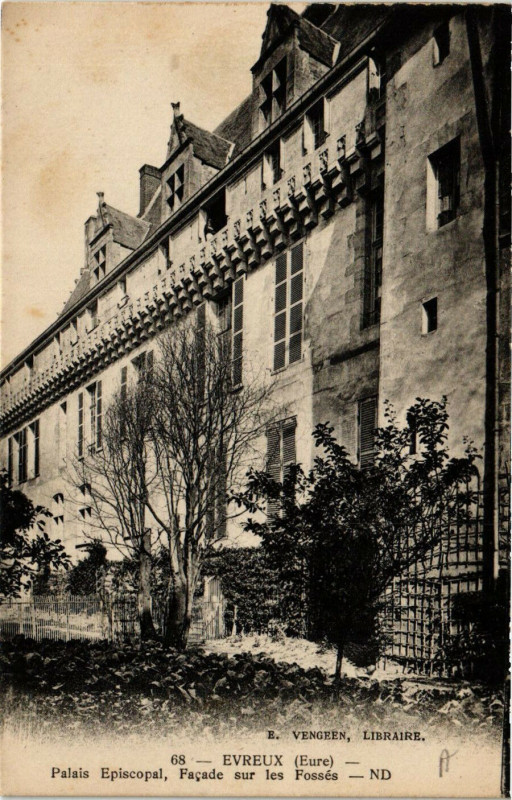 Carte postale ancienne Evreux - Palais Episcopal Facade sur les Fosses à Évreux