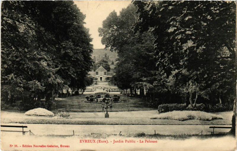 Carte postale ancienne Evreux - Jardin Public - La Pelouse à Évreux