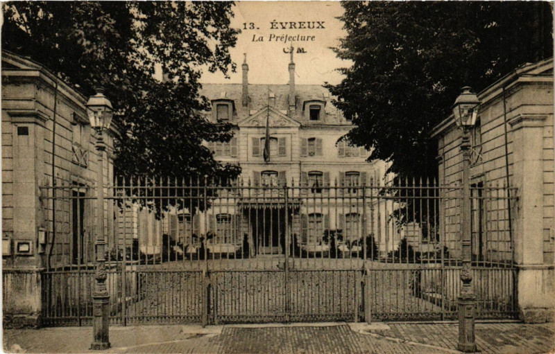 Carte postale ancienne Evreux - La Prefecture à Évreux