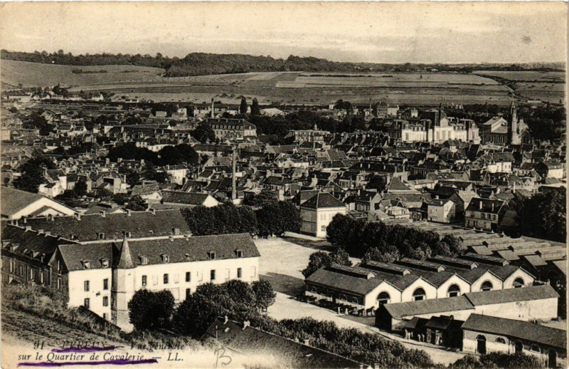 Carte postale ancienne Evreux - Vue générale sur le Quartier de Cavalerie à Évreux