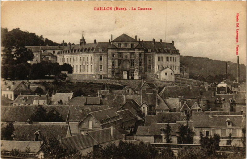 Carte postale ancienne Gaillon - La Caserne à Gaillon
