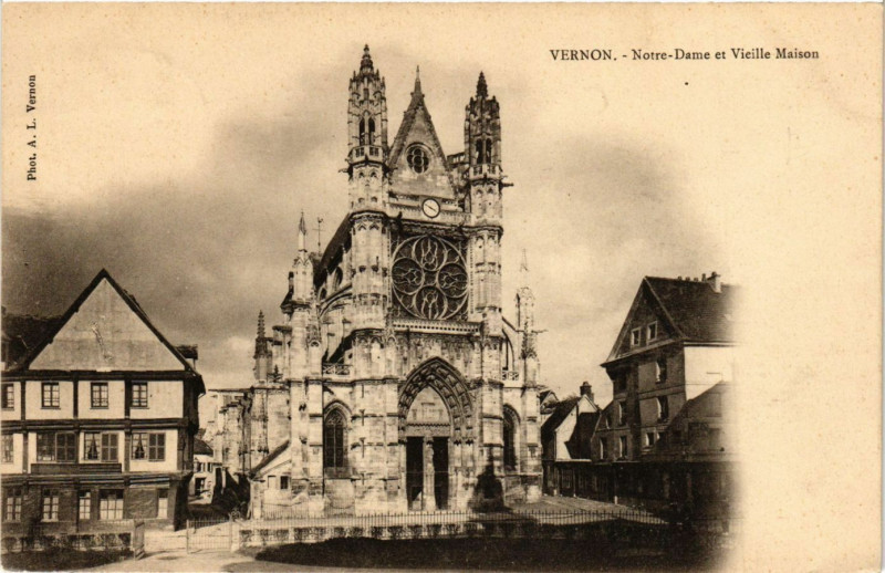 Carte postale ancienne Vernon - N.-D. et Vieille Maison à Vernon
