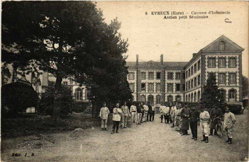 Carte postale ancienne Evreux - Caserne d'Infanterie - Ancien petit Seminaire à Évreux